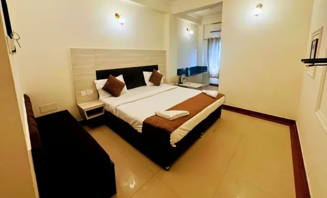 Super Deluxe Room — 320 sq ft with king bed
